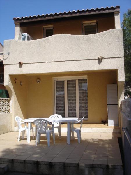 extérieur avec salon de jardin et barbecue
